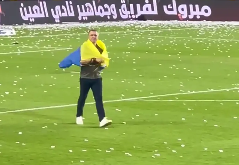 Ребров с флагом Украины. dqxikeidqxidqeant