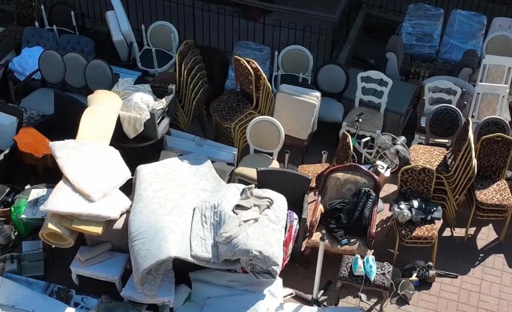 Злоумышленники вынесли мебель, посуду и мусорные баки. dqxikeidqxiuuant