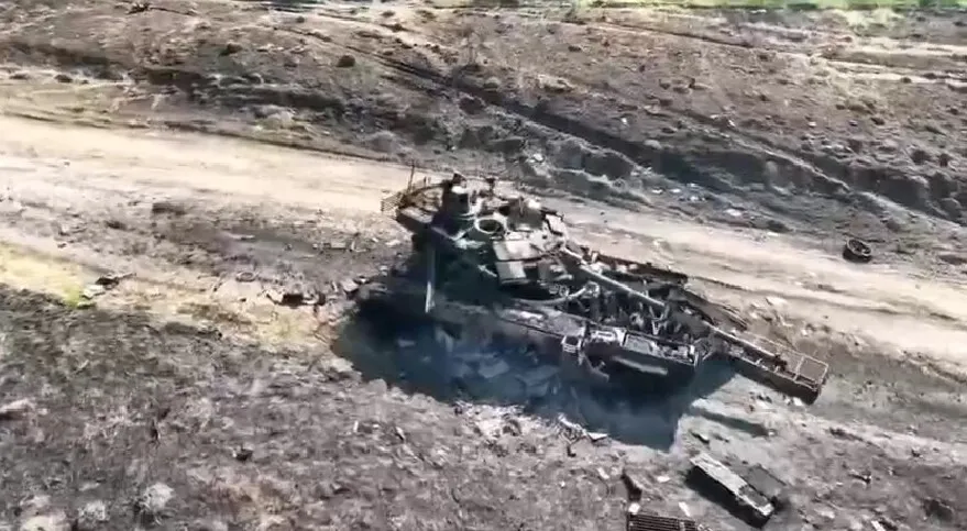 Машина полностью уничтожена.