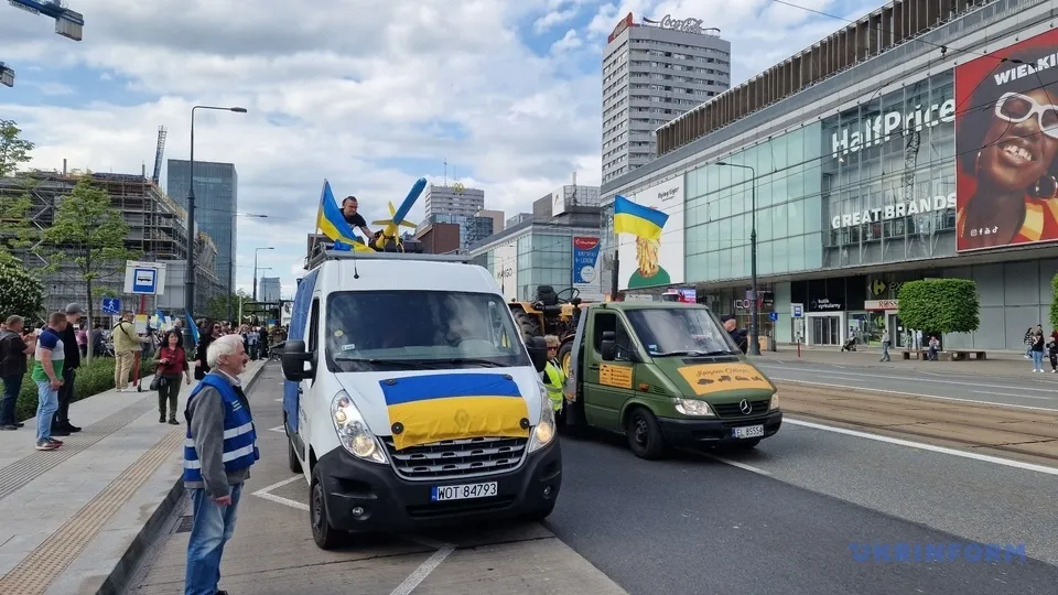 На крыше машины видно макет ракеты "Нептун"