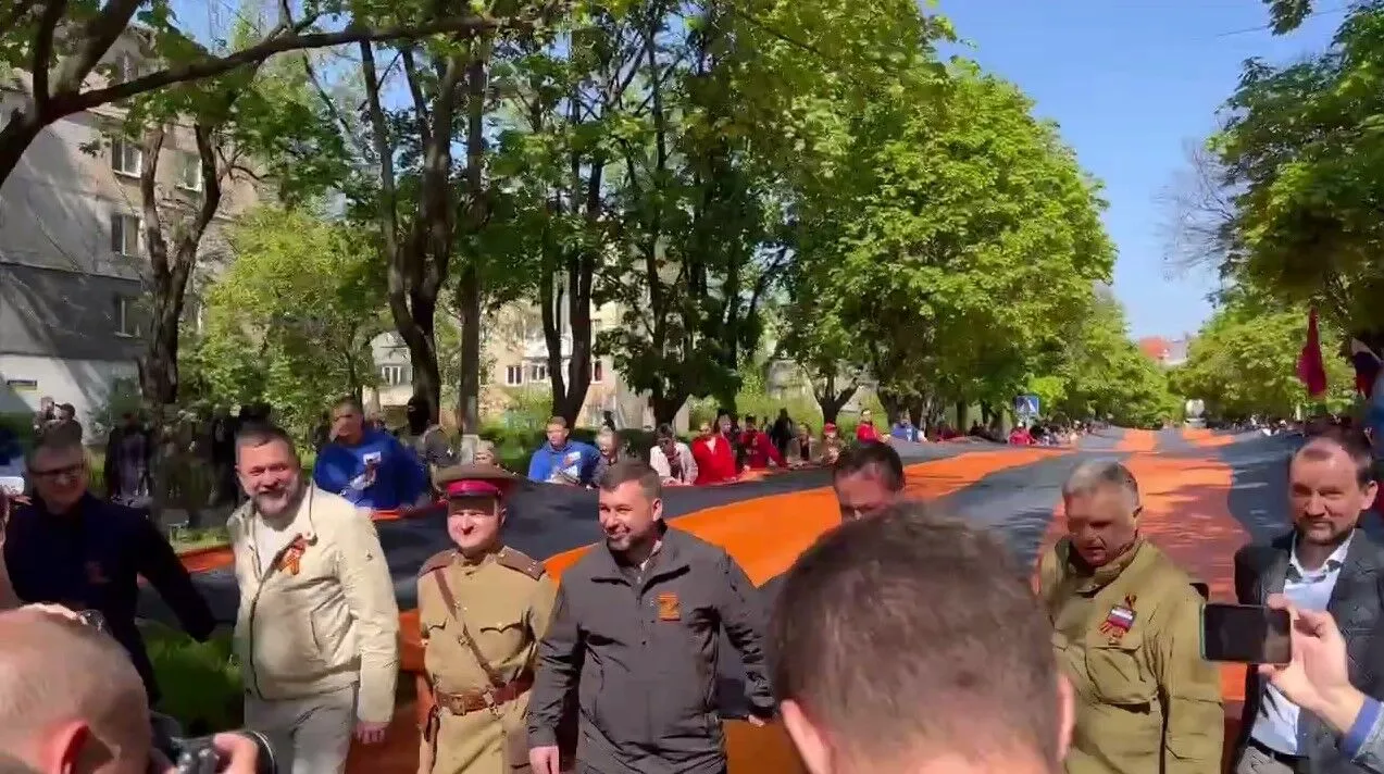 Людей заставили нести по улице огромную георгиевскую ленту dqxikeidqxidqeant