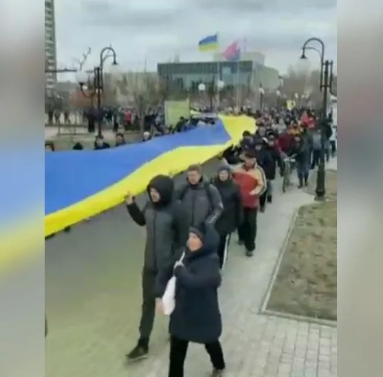 Люди вышли на митинг в Бердянске. dqxikeidqxidqeant