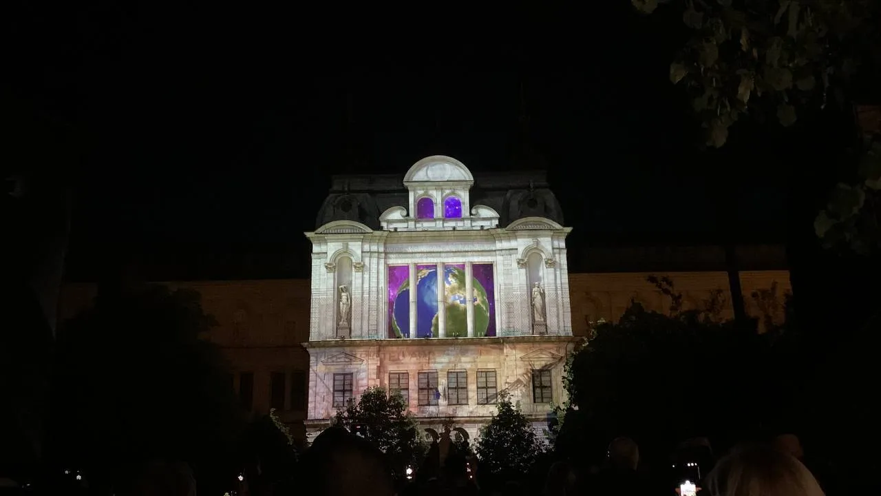 В Болгарии поддержали Украину во время лазерного шоу.