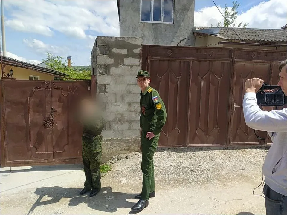 Ребенок стрелял из винтовки в манекен человека