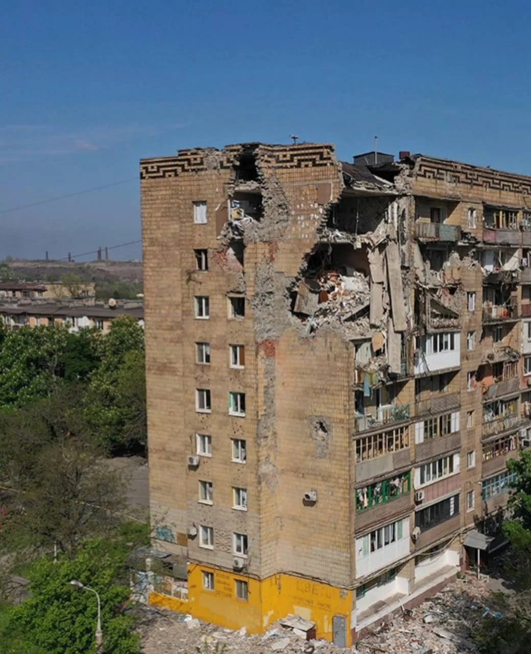 Последствия обстрелов оккупантами жилых кварталов Мариуполя