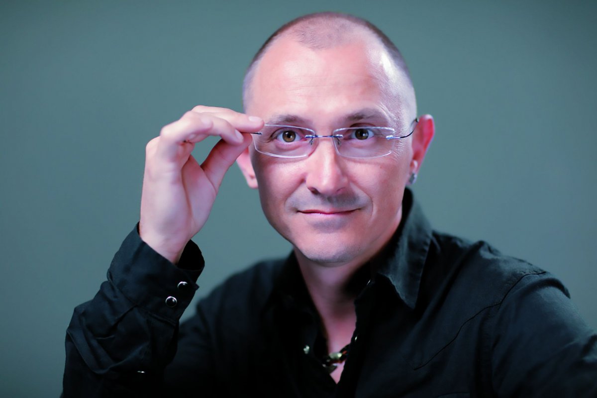 Михайло ДЖАМАЛЬ, 38 років, підприємець, волонтер. Народився 13 вересня 1983-го в Севастополі. Батько має будівельний бізнес, мати – готельно-ресторанний. Закінчив Київський міжнародний університет. За фахом – юрист-міжнародник. Займався рекламним та івент-бізнесом. Потім допомагав батькам. 2014 року через проукраїнську позицію виїхав із Криму. Звів собі будинок у селі Крюківщина, за 6 кілометрів від Києва. А згодом – житловий комплекс ”Кримський квартал”. Із кожного проданого будинку виділяє гроші на волонтерство. ”Я не просто будую і продаю житло, а створюю комфортне середовище. Насамперед для себе, бо я – егоїст, обираю собі сусідів. Переважно волонтерів, військових, людей з активною громадською позицією, які підтримують Україну не словом, а ділом. Раз я відмовив покупцям через те, що відпочивали в анексованому Криму”. У шлюбі. Дружина Ольга, 38 років, – домогосподарка. Виховує синів – 15-річного Матвія і Тимофія, 13 років. Має двох псів породи кане-корсо Феліса і Фрею dqxikeidqxidqrant