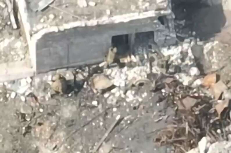 Двое рашистов подобрались к выходу из подземных хранилищ на "Азовстали", один из них стреляет внутрь dqxikeidqxidqrant