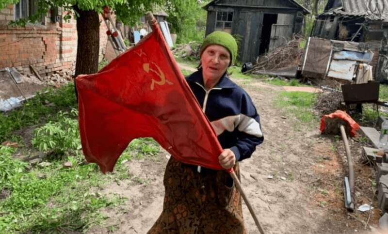 бабушка с красным знаменем dqxikeidqxidqeant