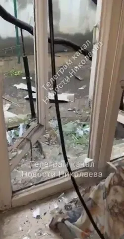 В домах выбило окна