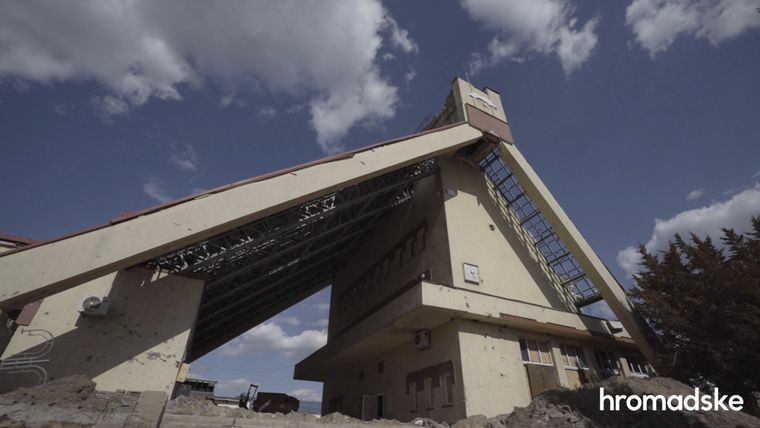 Железнодорожный вокзал в Тростянце после обстрелов россиянами dqxikeidqxidqrant