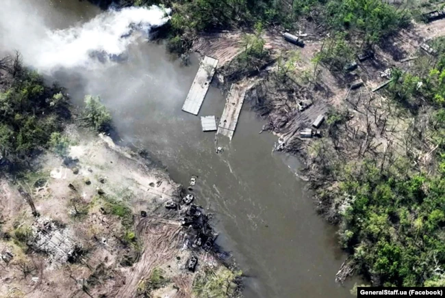 Згоріла техніка армії Росії і знищена понтонна переправа російських військових після ударів ЗСУ на березі річки Сіверський Донець на Донбасі. Цю фотографію оприлюднив 12 травня 2022 року Генеральний штаб ЗСУ