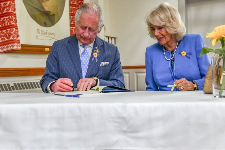 Принцу Чарльзу подарили украинскую марку с российским кораблем 01 dqxikeidqxiqdzant