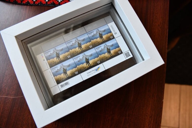 Принцу Чарльзу подарили украинскую марку с российским кораблем 02