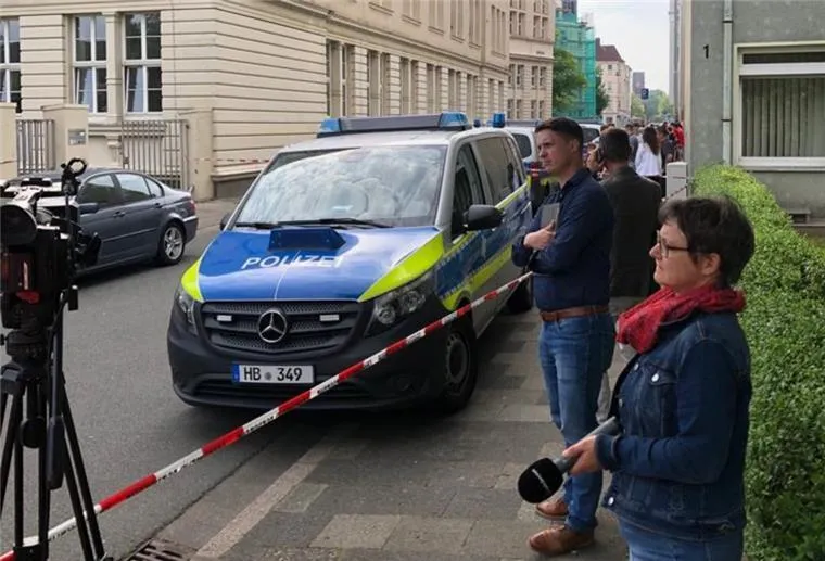 Перед школой уже собралось много родителей dqxikeidqxidqeant