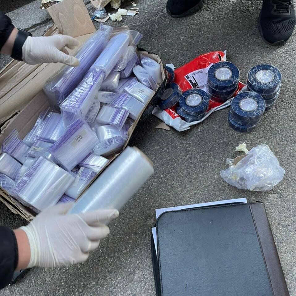 Мужчина получил на почте наркотики и упаковку для закладок.