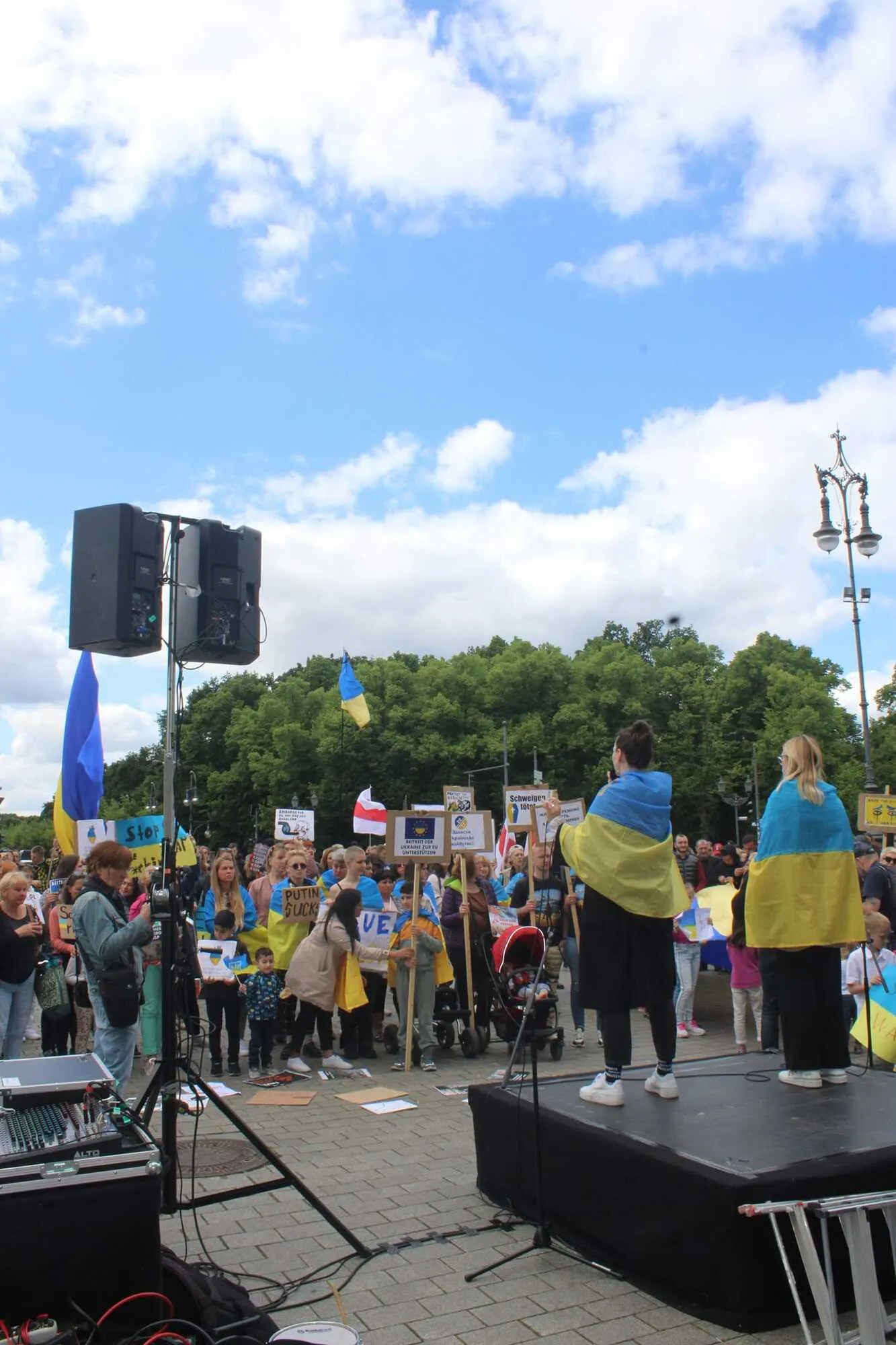 Немцы вышли на митинг против войны в Украине dqxikeidqxidqeant