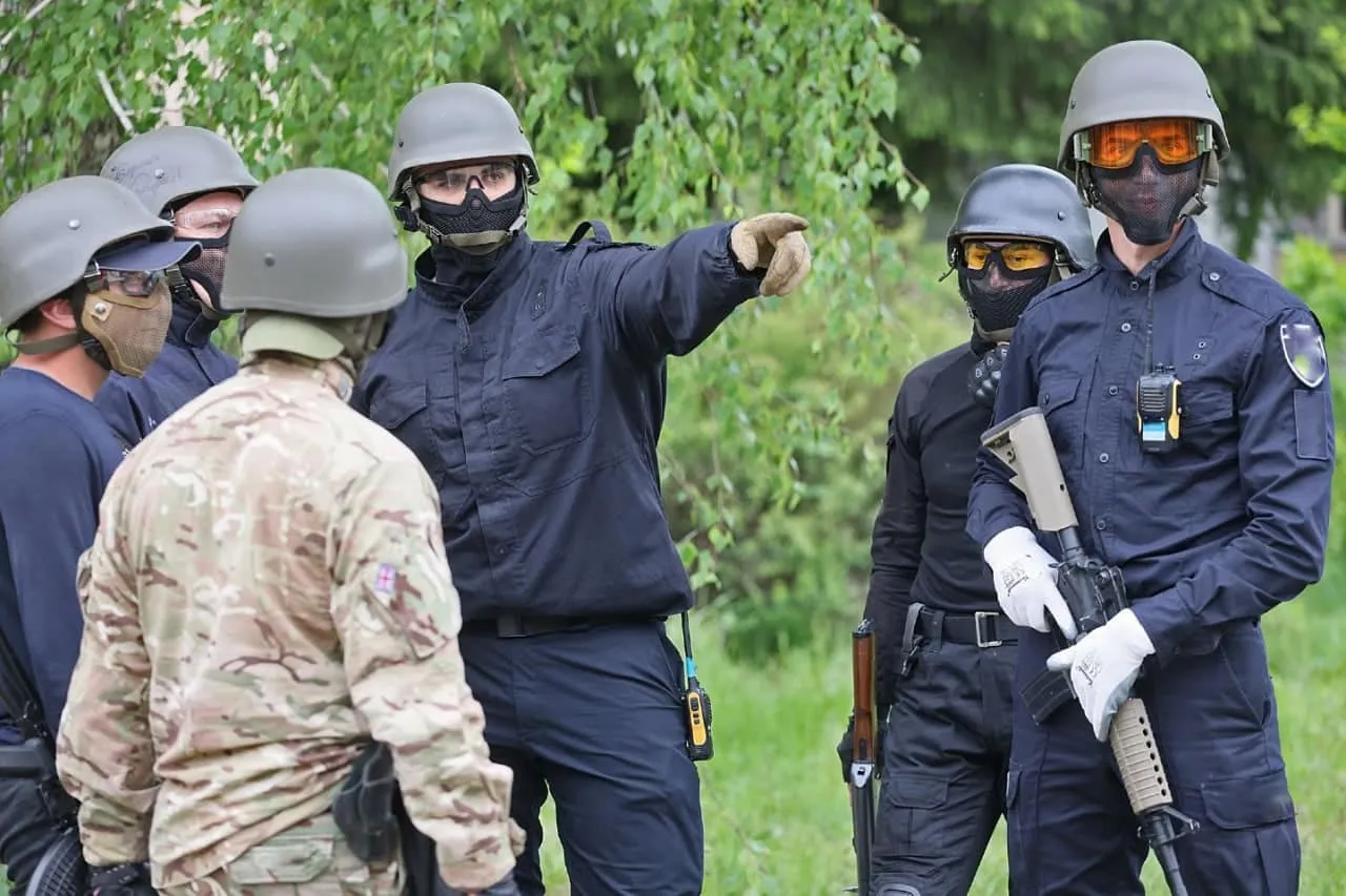 Именно из-за этого киевляне слышат звуки стрельбы.