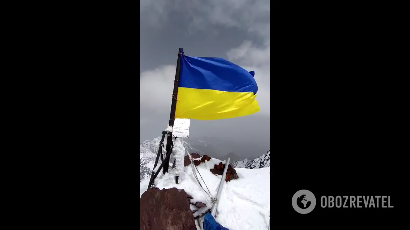 Флаг Украины на пике Путина в Кыргызстане dqxikeidqxidqeant