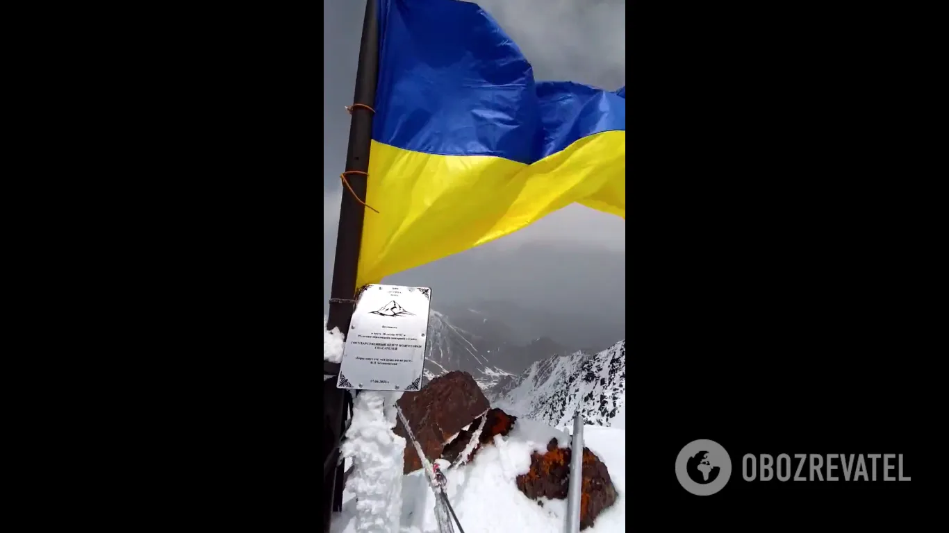 Флаг Украины на пике Путина в Кыргызстане