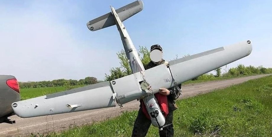 Фото: Минобороны Украины | Украинский военный с захваченным БПЛА РФ "Орлан-10" dqxikeidqxidqrant