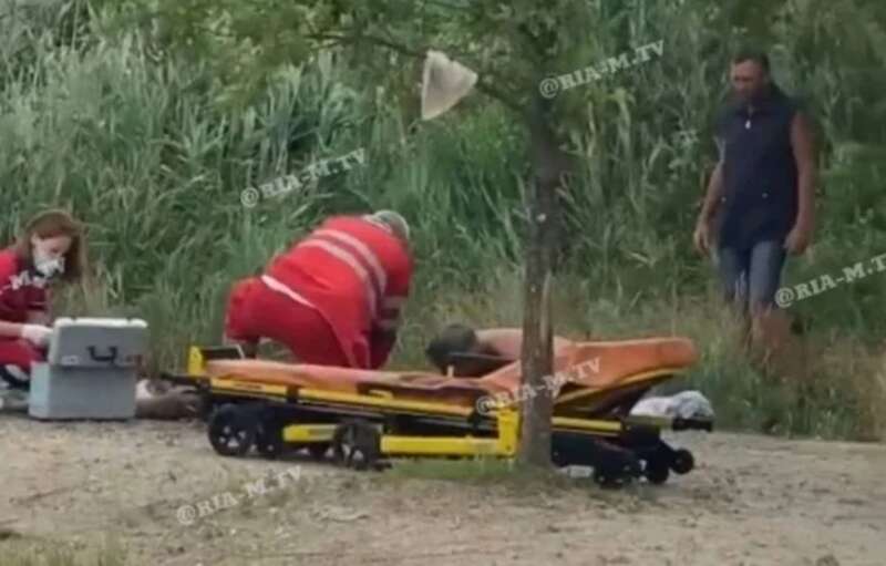 В Мелитополе рашисты решили открыть купальный сезон на "озере смерти": сгоняют туда детей