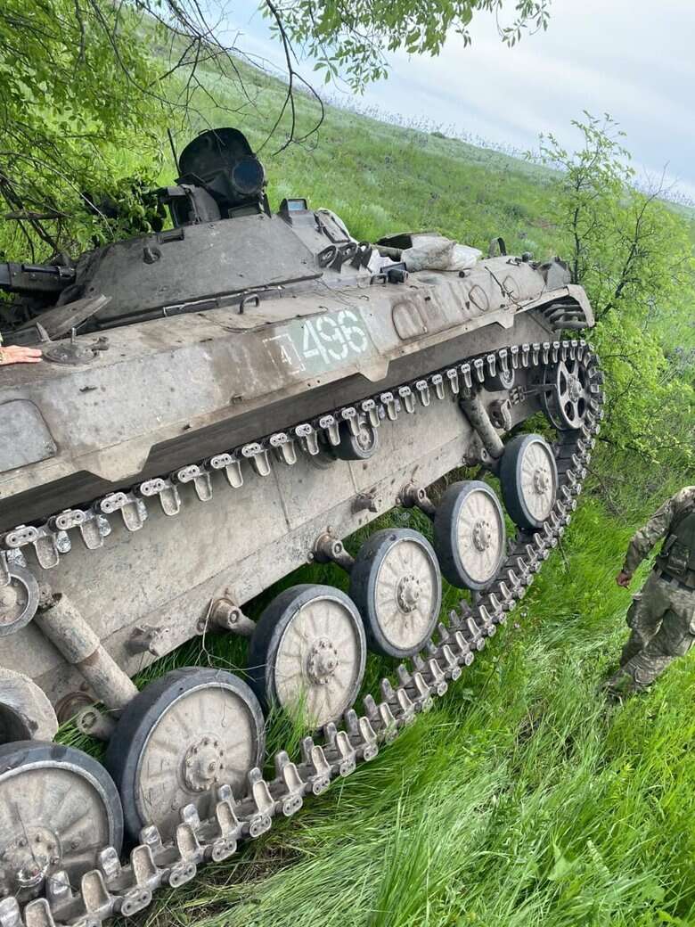 Бойцы 57-й ОМБр уничтожили БМП-2 рашистов на Луганском направлении 02 dqxikeidqxidqeant