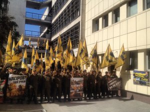 Бойцы батальона «Азов» заблокировали здание в центре Киева dqxikeidqxidqeant