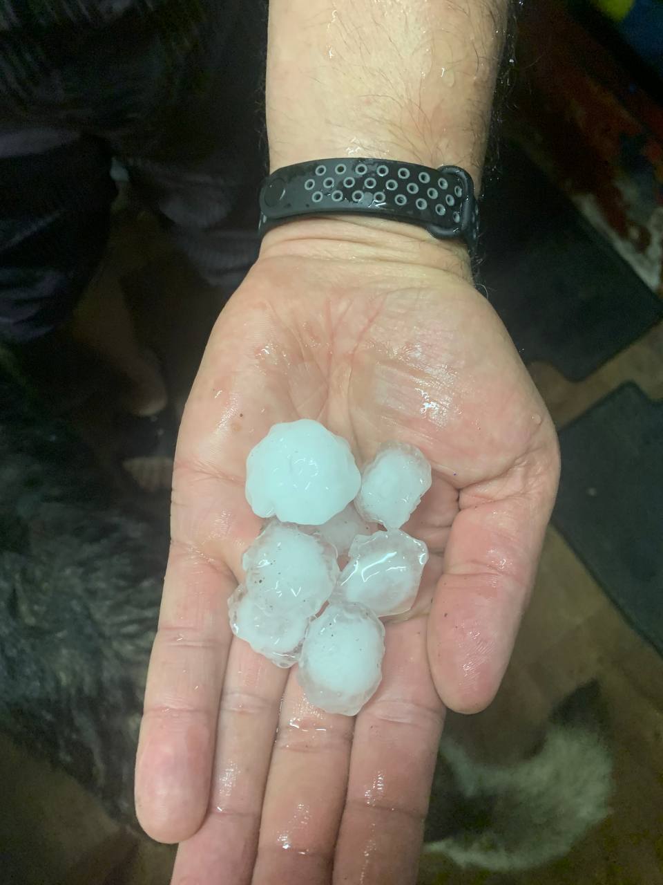 Днепр залило ливнем и засыпало градом. Потом был фантастический закат с радугой (видео, фото)