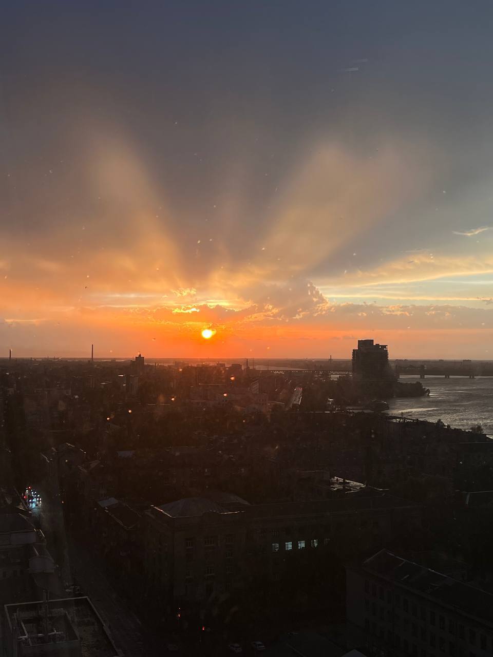 Днепр залило ливнем и засыпало градом. Потом был фантастический закат с радугой (видео, фото)