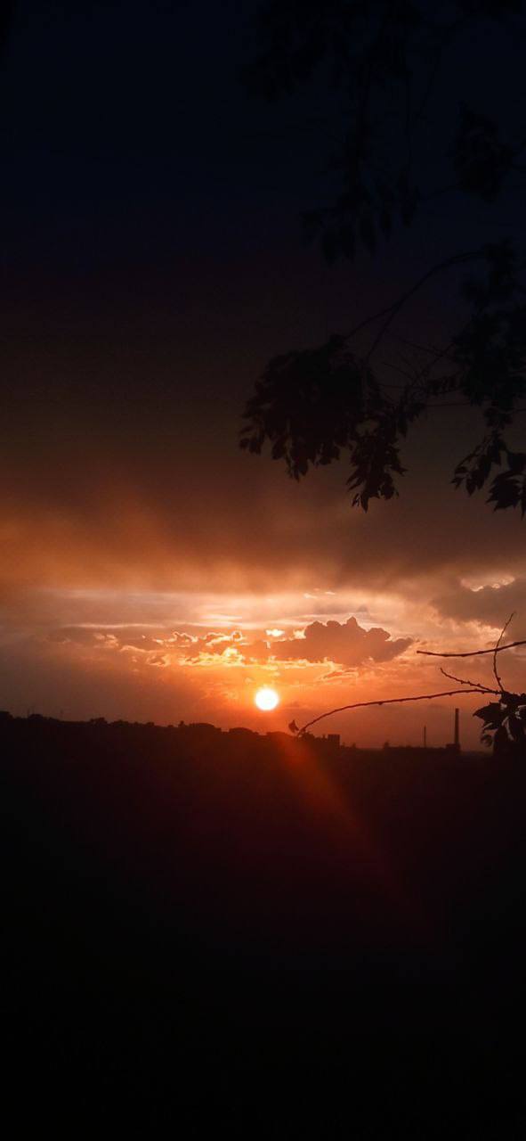 Днепр залило ливнем и засыпало градом. Потом был фантастический закат с радугой (видео, фото)