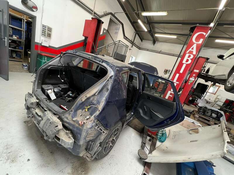 В Польше беженцам из Мариуполя бесплатно отремонтировали обстрелянную машину (фото) dqxikeidqxidqeant