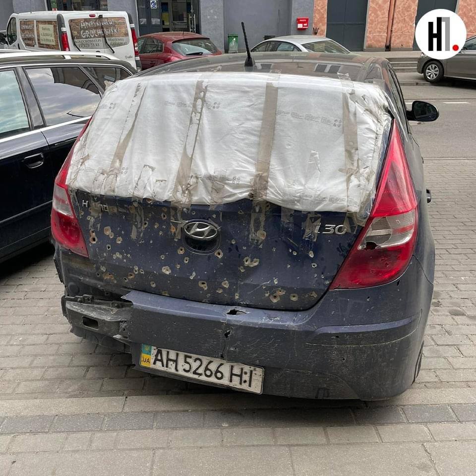 В Польше беженцам из Мариуполя бесплатно отремонтировали обстрелянную машину (фото)