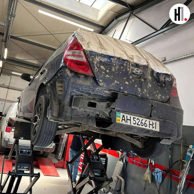 В Польше беженцам из Мариуполя бесплатно отремонтировали обстрелянную машину (фото)