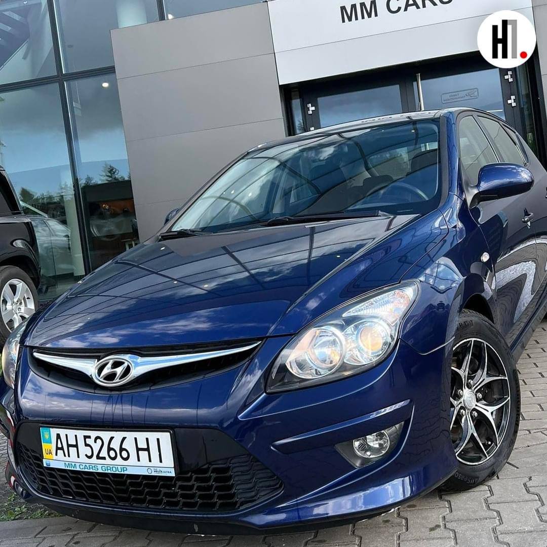 В Польше беженцам из Мариуполя бесплатно отремонтировали обстрелянную машину (фото)