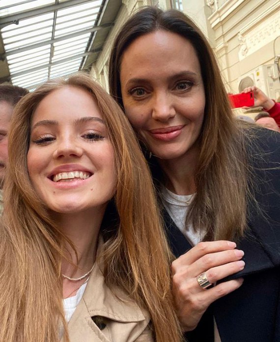 Анджелина Джоли носит кольцо с изображением Украины – Изюм онлайн dqxikeidqxidqeant