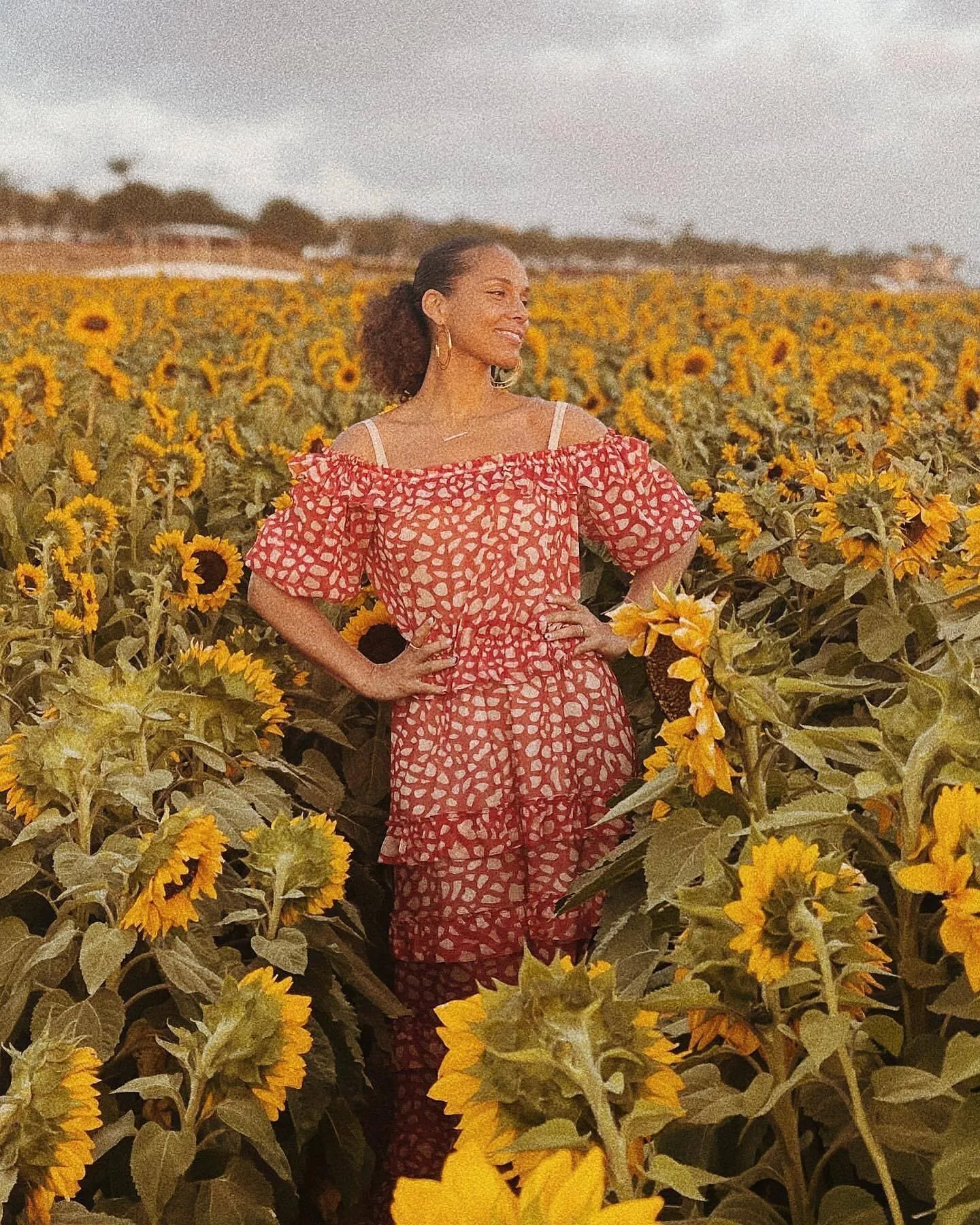 Певица Алиша Кис помогла детям, пострадавшим от войны в Украине dqxikeidqxidqrant