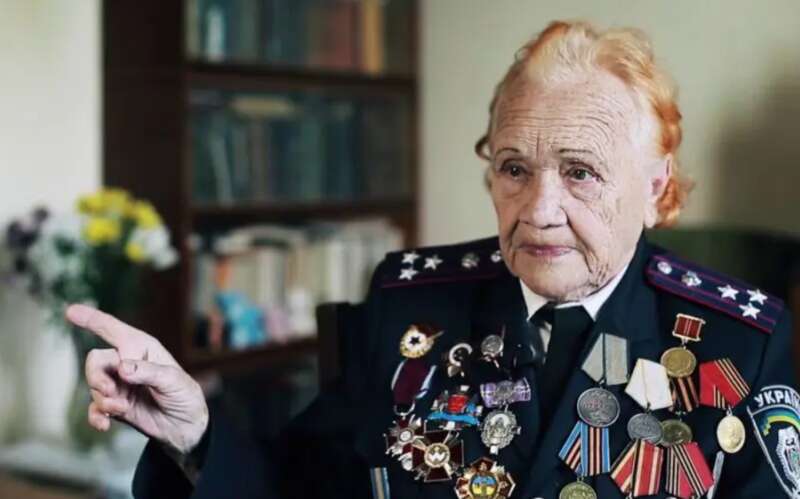 98-летняя легендарная ветеран собралась снова на фронт - защищать Украину от очередных оккупантов dqxikeidqxidqeant