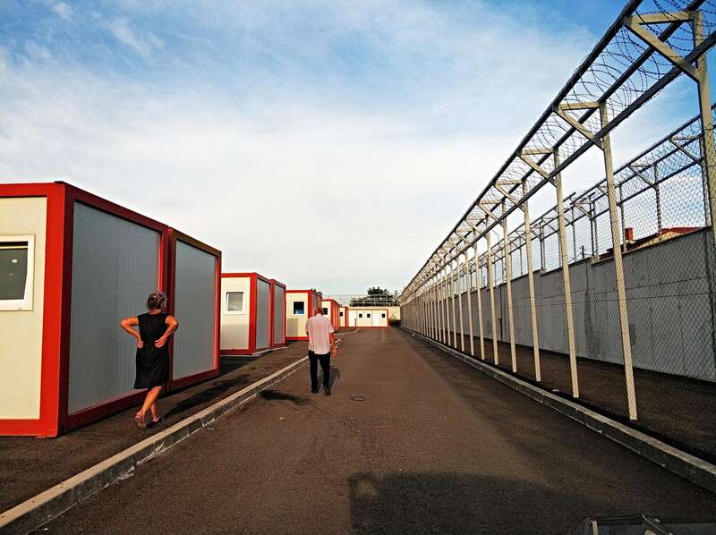 Палатки и колючая проволока. Куда переселили украинских беженцев в Болгарии