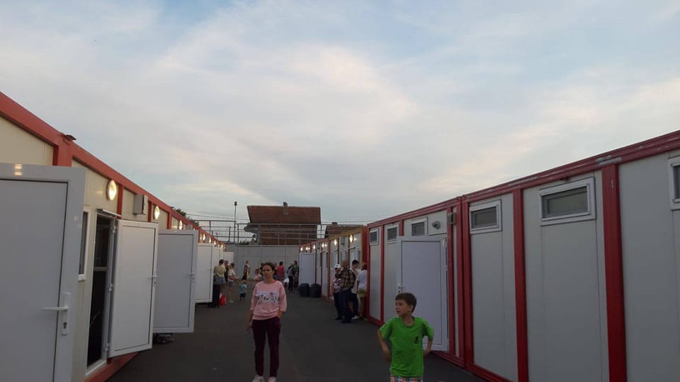 Палатки и колючая проволока. Куда переселили украинских беженцев в Болгарии