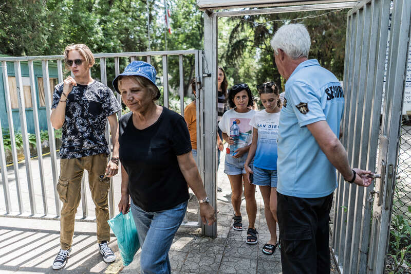 Палатки и колючая проволока. Куда переселили украинских беженцев в Болгарии