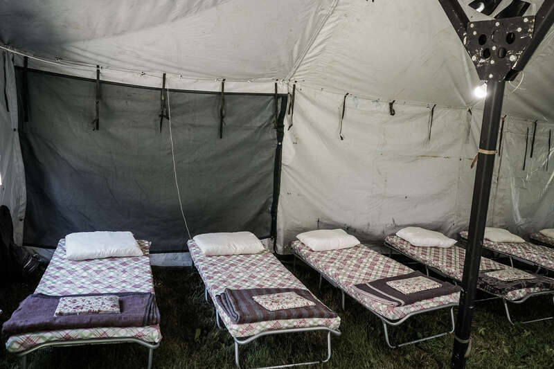 Палатки и колючая проволока. Куда переселили украинских беженцев в Болгарии