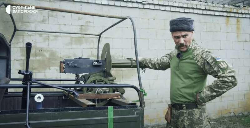 боец рядом с пулеметом