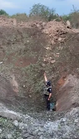 Воронка от российской ракеты прямо посреди улицы dqxikeidqxidqeant