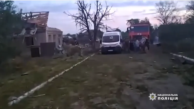 На месте – пожарные машины и "скорые"