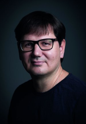 Сергій МИХАЛЬЧУК, 49 років, кінооператор. Народився 13 липня 1972 року в Луцьку. Батько був викладач філософії, мати – фармацевтка. Закінчив Київський театральний інститут імені Івана Карпенка-Карого за спеціальністю ”Кінооператор”. Знімає художні й документальні фільми. У доробку стрічки ”Поводир, або Квіти мають очі”, ”Дике поле”, ”Екс”, ”Довбуш”. Прем’єра останньої мала відбутися 12 травня, але завадила війна. 2002 року отримав нагороду ”Найкращий оператор” за фільм ”Коханець” на міжнародному кінофестивалі в Сан-Себастьяні, 2015-го – ”Срібного ведмедя” на Берлінському кінофестивалі за стрічку ”Під електричними хмарами”, 2019 року – премію як найкращий оператор-постановник за картину ”Дике поле”. З 2014-го фотографує події російсько-української війни. На початку квітня цього року добровольцем пішов у Збройні сили України. Захоплюється подорожами. Побував у понад 80 країнах. Одружений. Має трьох дітей. Живе в Києві dqxikeidqxidqrant