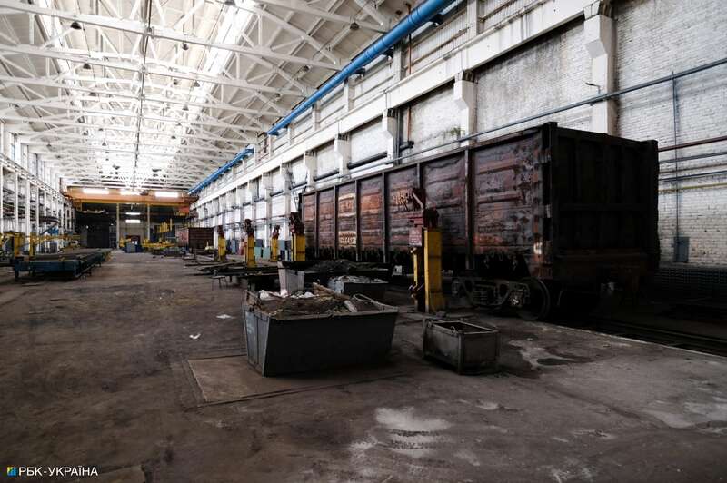 Утренний удар по Киеву. Фоторепортаж с обстрелянного ДВРЗ