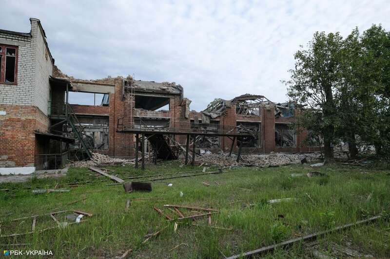 Утренний удар по Киеву. Фоторепортаж с обстрелянного ДВРЗ