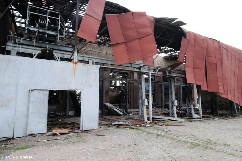 Утренний удар по Киеву. Фоторепортаж с обстрелянного ДВРЗ