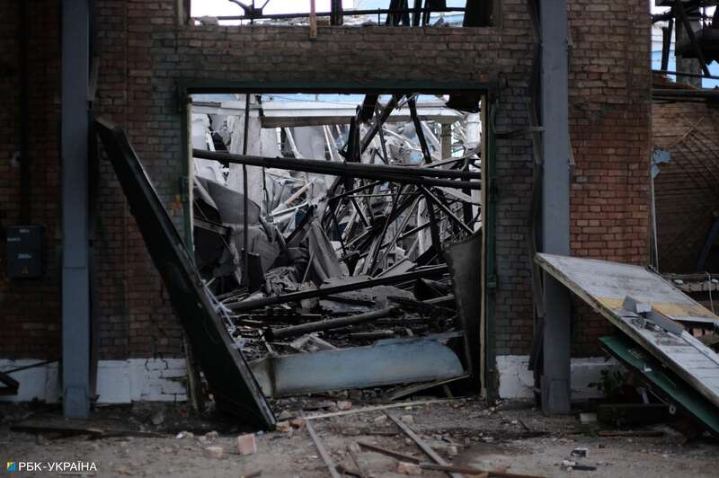 Утренний удар по Киеву. Фоторепортаж с обстрелянного ДВРЗ