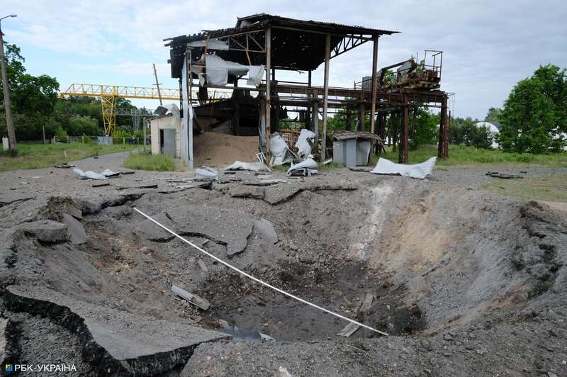 Утренний удар по Киеву. Фоторепортаж с обстрелянного ДВРЗ